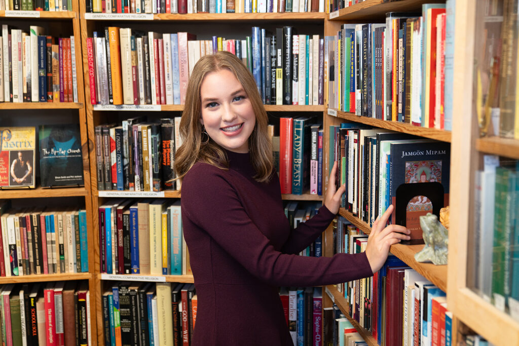 senior picture ideas with books