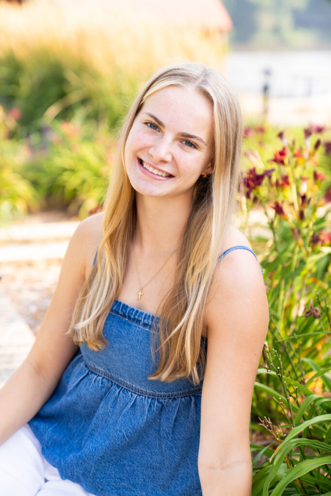 Cute poses for girls for senior photos