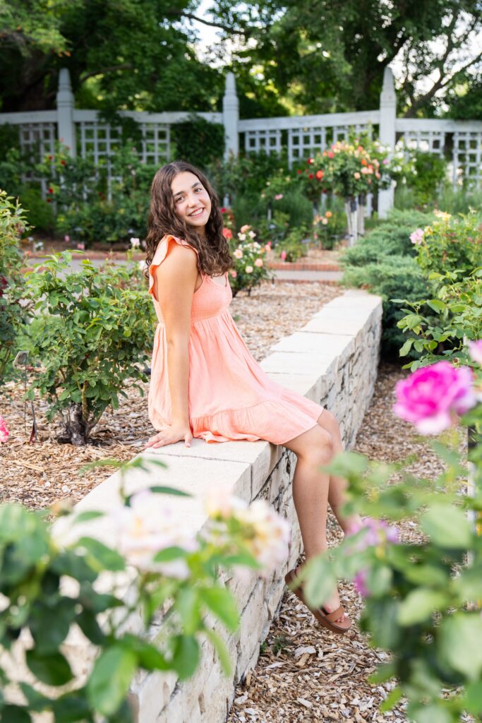 Cute senior pose ideas for girls