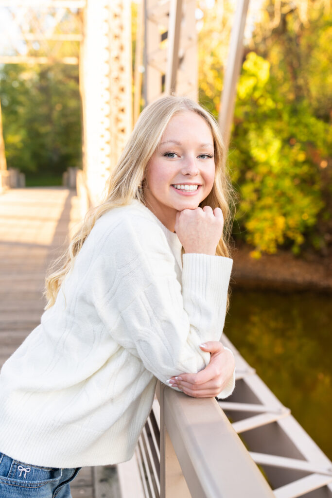 Cute pose ideas for girl senior pictures