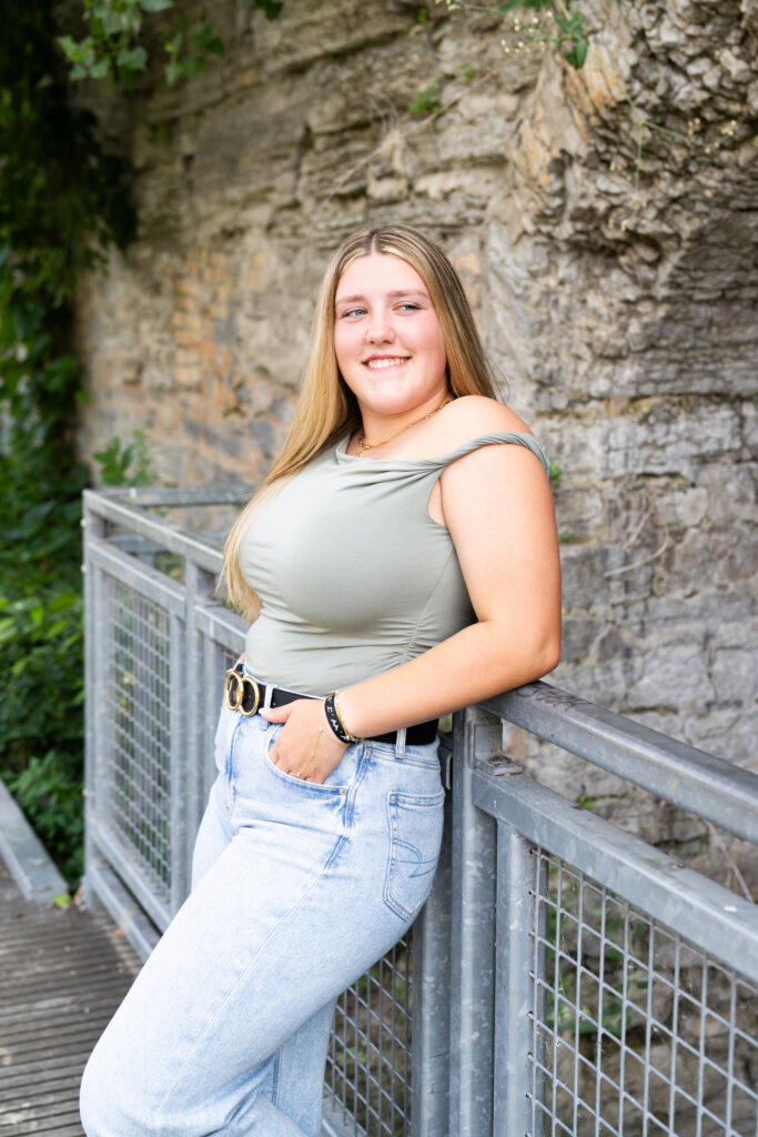 Cute poses for girls for senior pictures