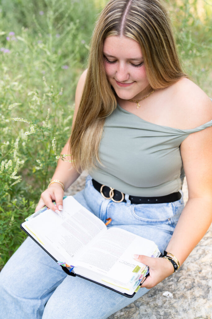 senior photos with Bible